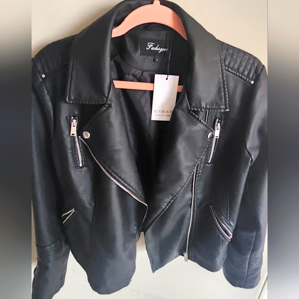 *Brand new with tags* Fahsyee Women's Faux Leather Jacket - Large